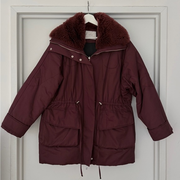 Katimo Coat
Oversized parka with a drawstring waist. - Picture 3 of 9